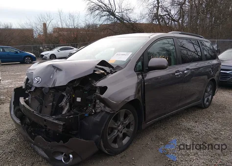 2013 Toyota Sienna Se 8 Passenger z USA, uszkodzony, nr VIN 5TDXK3DC4DS349289